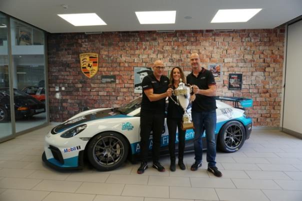 Adriano Rossi, Managing Director AMAG First AG (links), freut sich zusammen mit Angela Koch, Assistant Managing Director Rennsport AMAG First AG (Mitte), und Heinz Schön, Leiter AMAG First Rennsport-Team (rechts), über den 1. Platz in der Teamwertung.